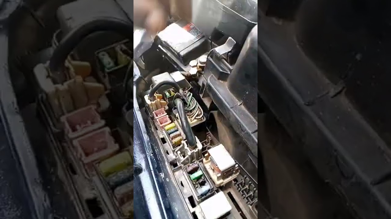 Toyota Corolla fuse replacement