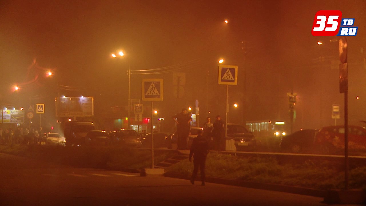Пожар случился в крупном торговом центре в Череповце