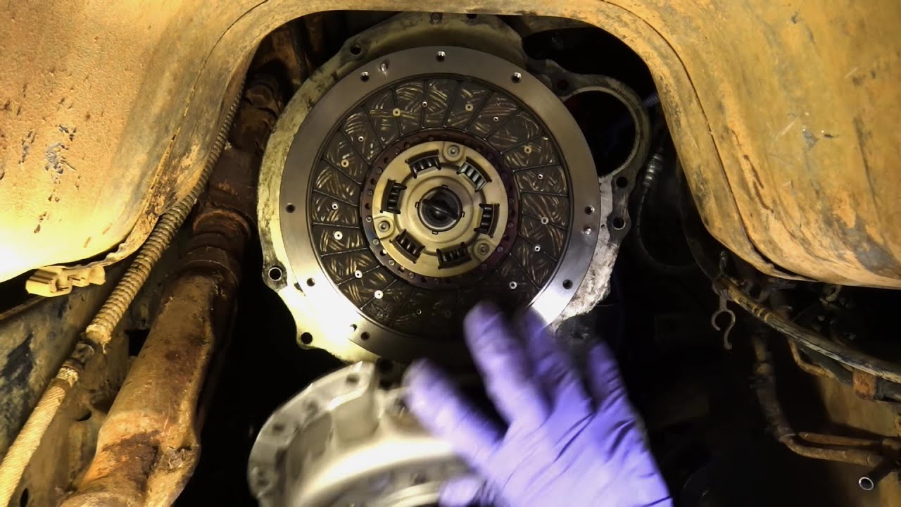 84 Nissan 720 4x4 clutch install and trans removal