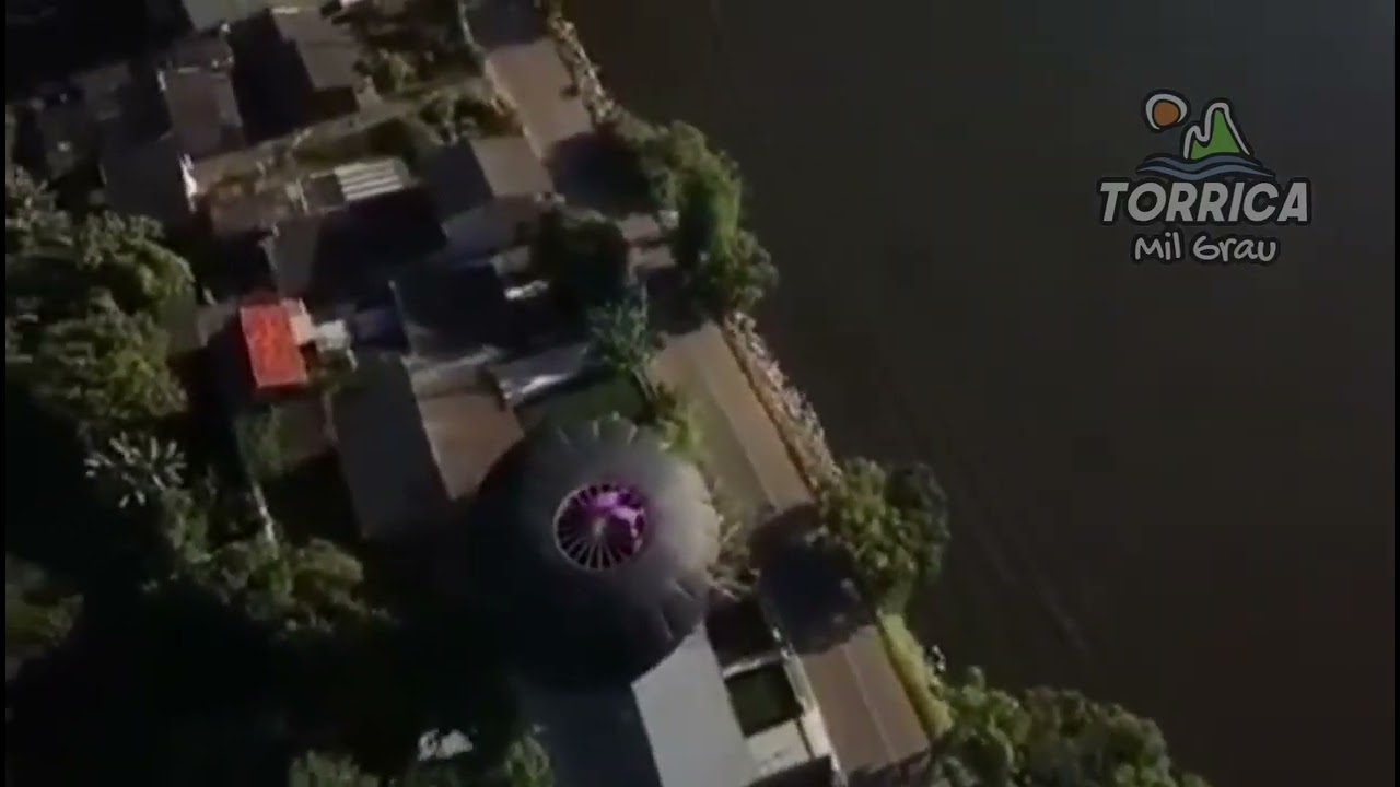 hot air balloon landing in a house 🏠