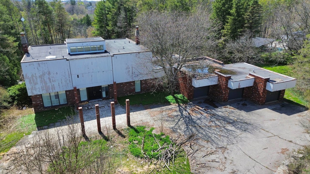 Exploring An ABANDONED 1970’s Mansion With Strange Hidden Underground Rooms | WEIRDEST HOUSE EVER 