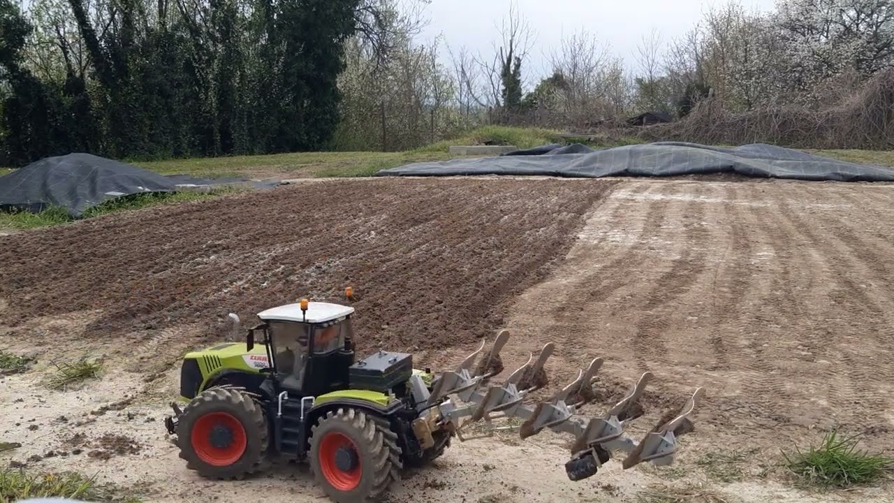 Rc Favorit Drehpflug DPF 5 1:14 beim pflügen mit RC Bruder Xerion.