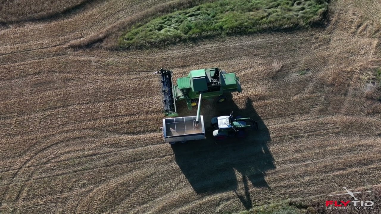Dronevideo med DJI Mini3 Pro fra Vestby, innhøsting av korn med skurtresker.
