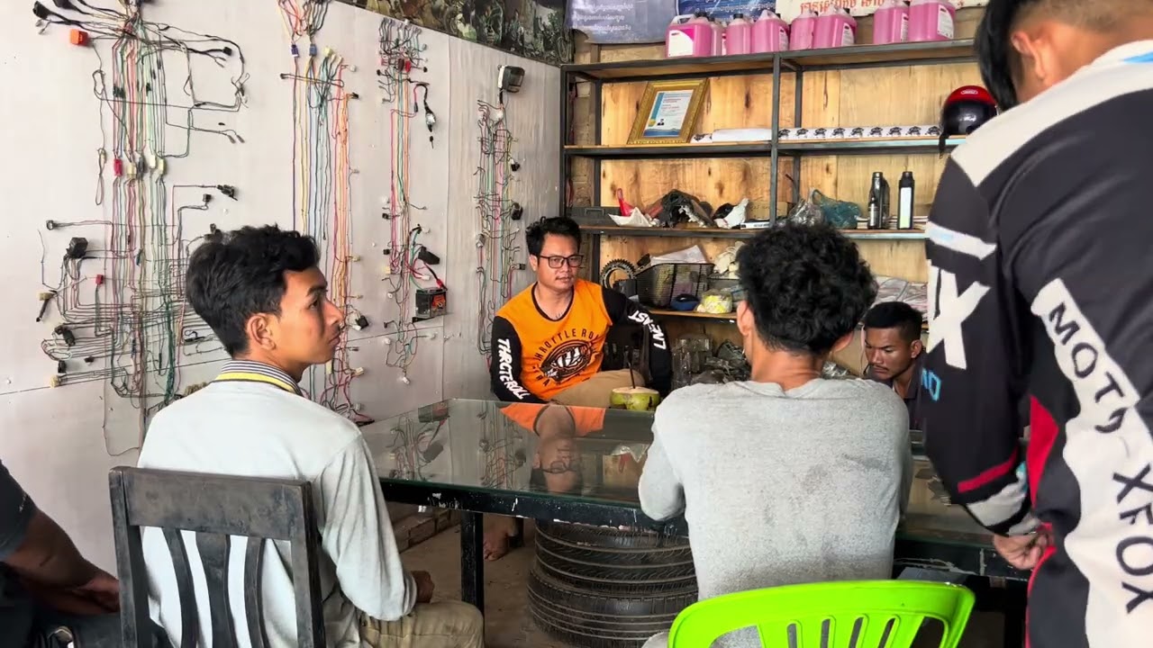 វគ្គ៥កូនសិស្សសួរគ្រូថា តើគួរប្រើសាមីថ្មីឬក៏ប្រើសាមីចាស់ទើបល្អ ហើយម៉ូតូអត់ផ្សែងតែអស់ប្រេងមកពីអ្វី?