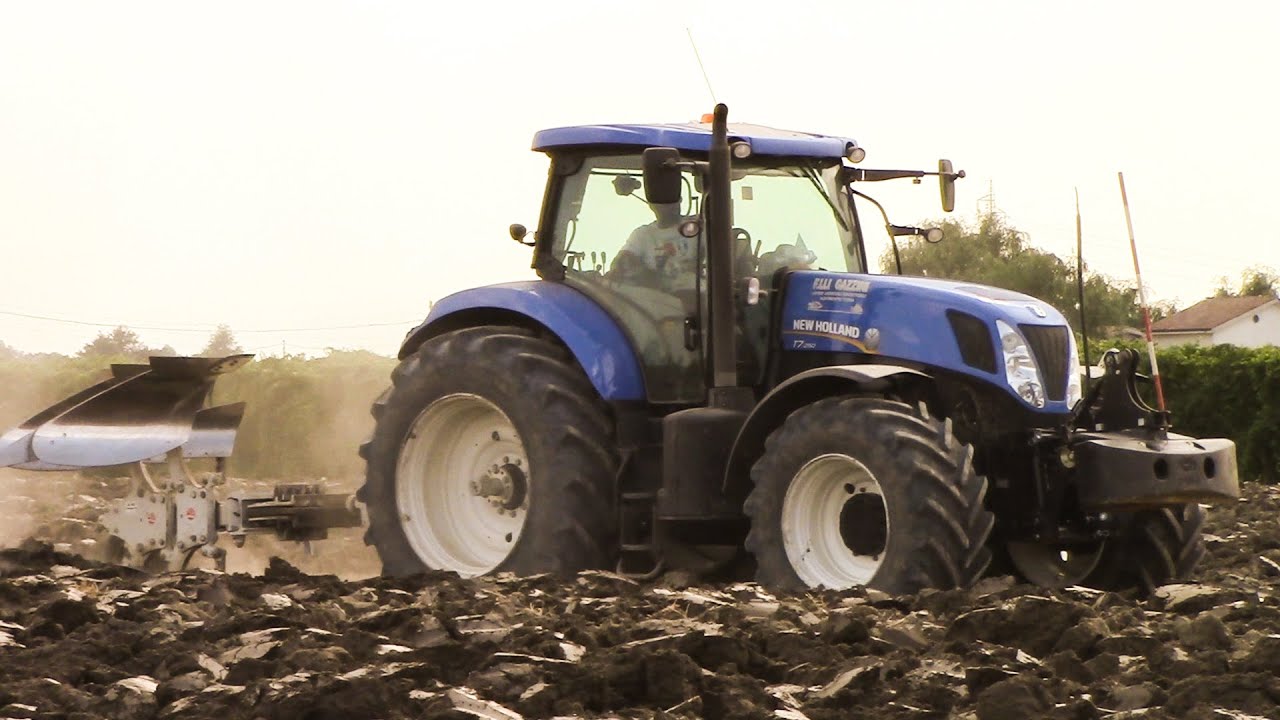 New Holland T7 250 Hard Ploughing 2015