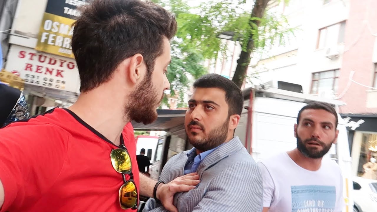 هجموا علي ضربني وكسرلي الكامرا بسبب..