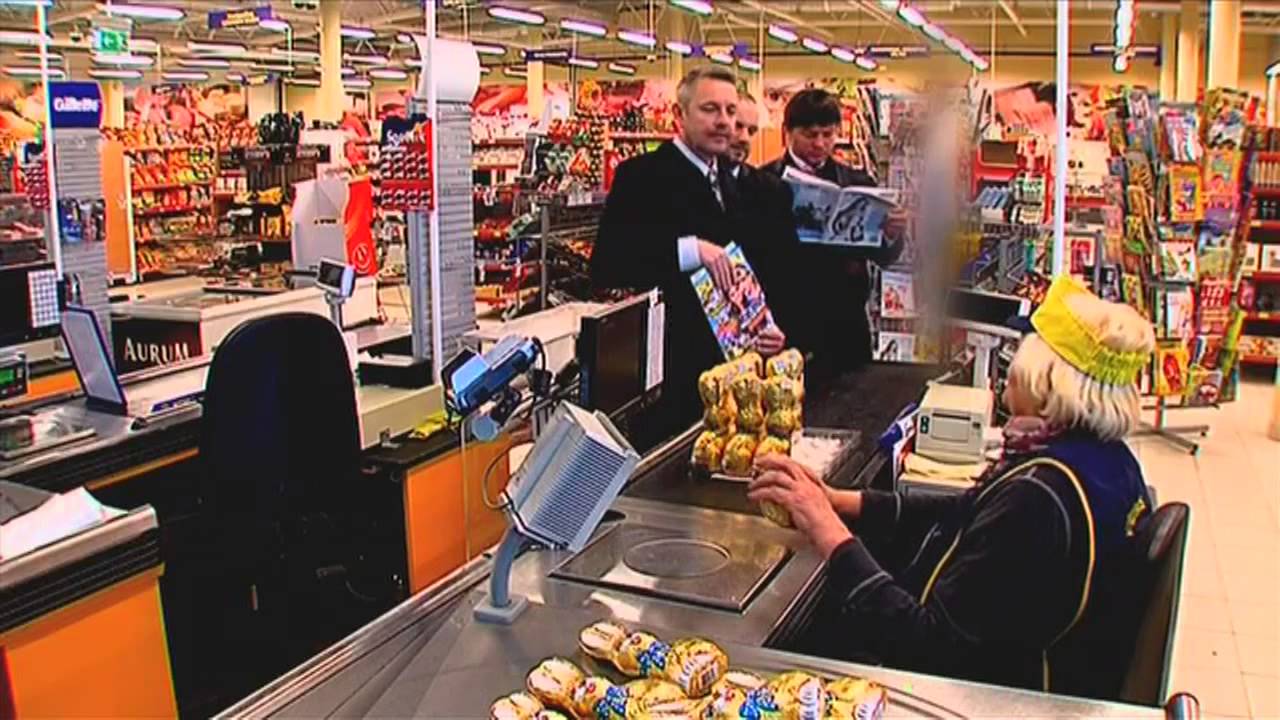 Visi namie @ Dainelė apie prekybos centre dirbančią kasininkę