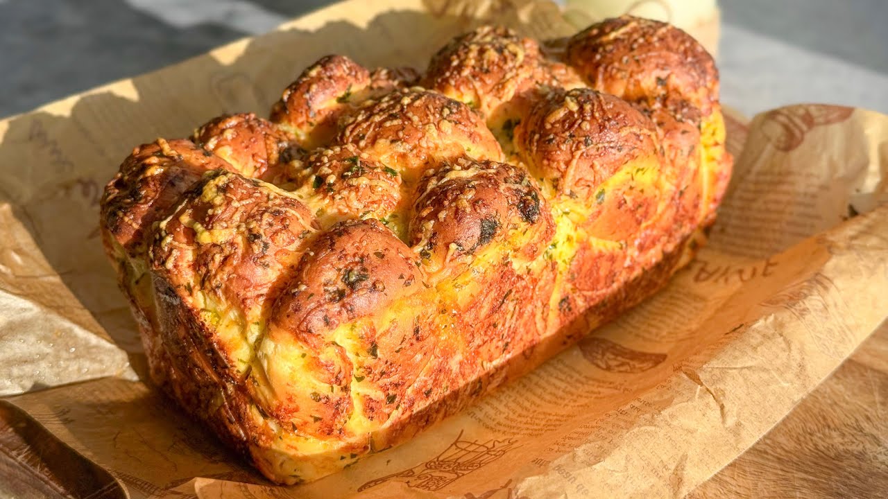 Cheesy Garlic Monkey Bread | Pull-Apart Mozzarella Stuffed Bread