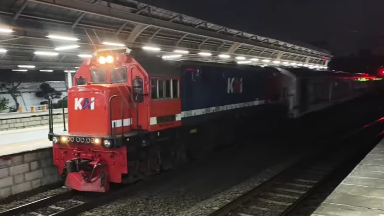 EAH ADA MASINIS HITS ! KERETA API KRL STASIUN SIBUK JATINEGARA,ada KERETA LOKOMOTIF CC 206,Krl China