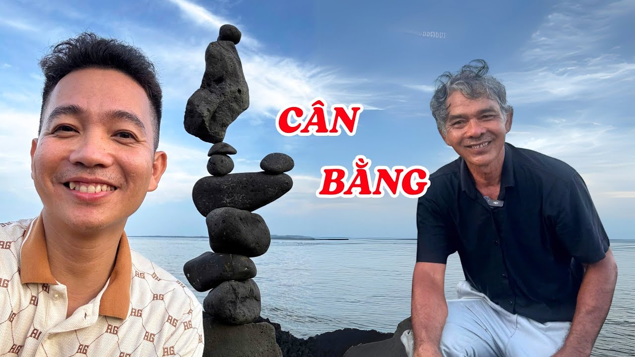 Kỳ lạ người đàn ông một mình xếp đá cặm cụi trên bãi biển - ĐỘC LẠ BÌNH DƯƠNG