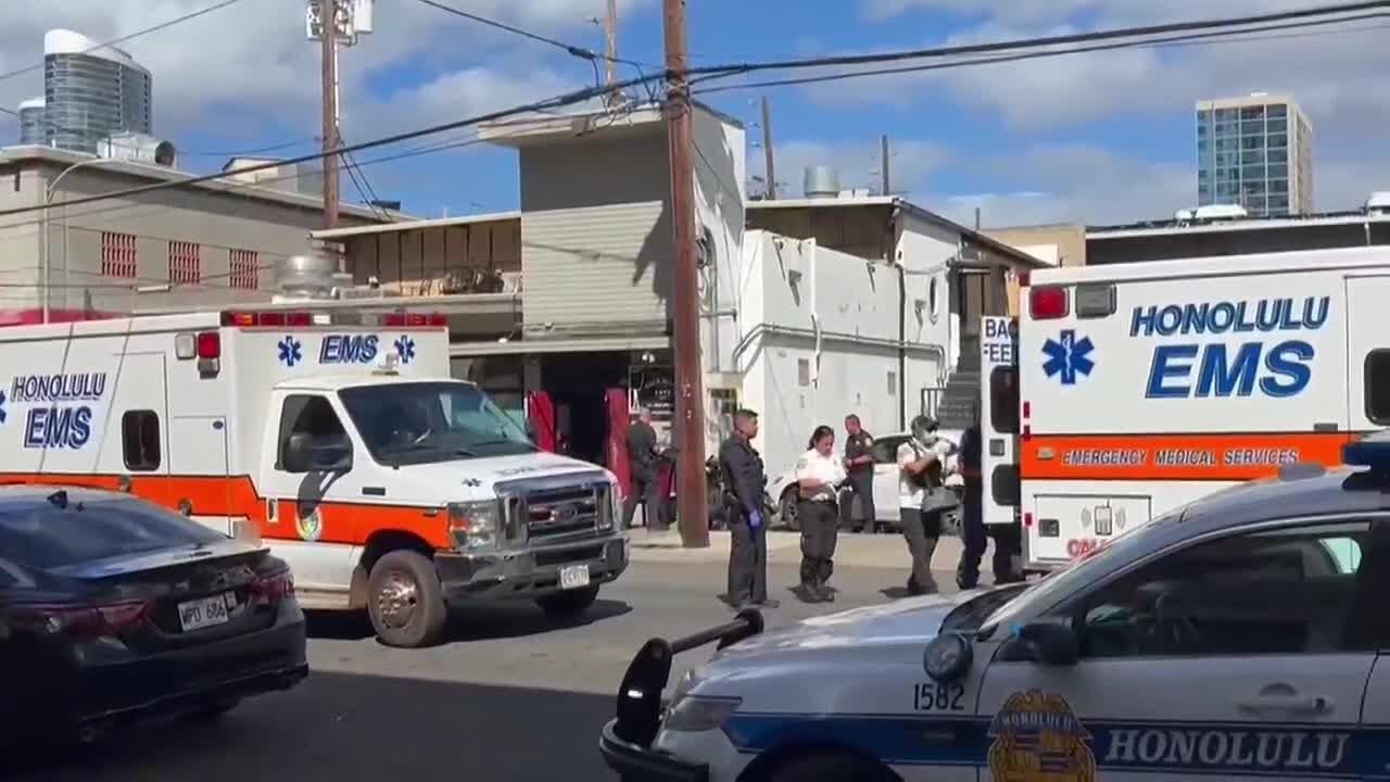 2 hospitalized after stabbing in Honolulu bar