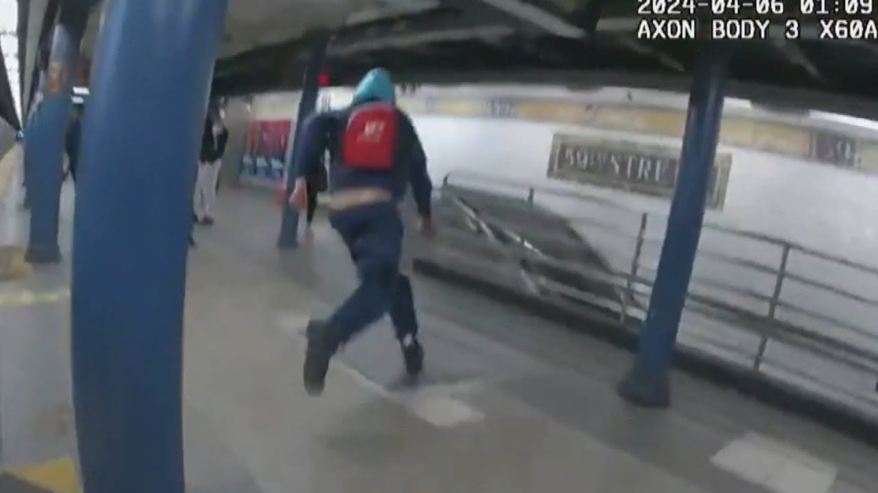 Cop Chases Down Alleged Purse Thief at NYC Subway Station