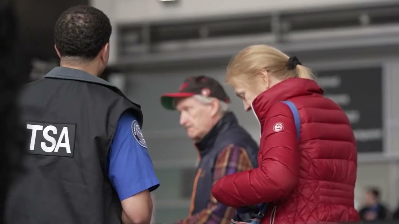 Десятки сотрудников TSA покинули аэропорт Бостона на фоне приостановки работы Министерства внутре...
