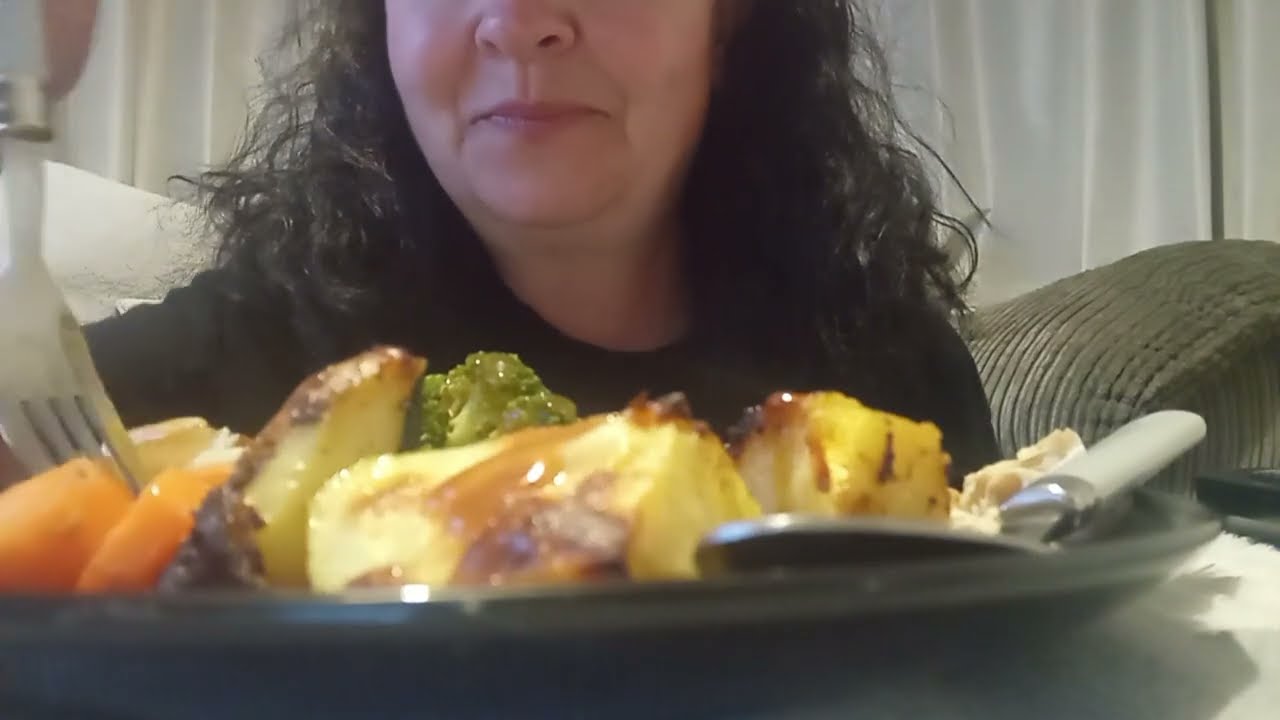 ASMR... EATING A ROAST CHICKEN DINNER 👌🥦🥔🥕