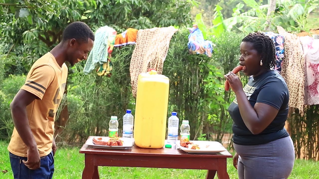 Mbega kurya weeee! Umukobwa atamiye sosiso yose turumirwa ariko Umusore nawe ni hatari pe!