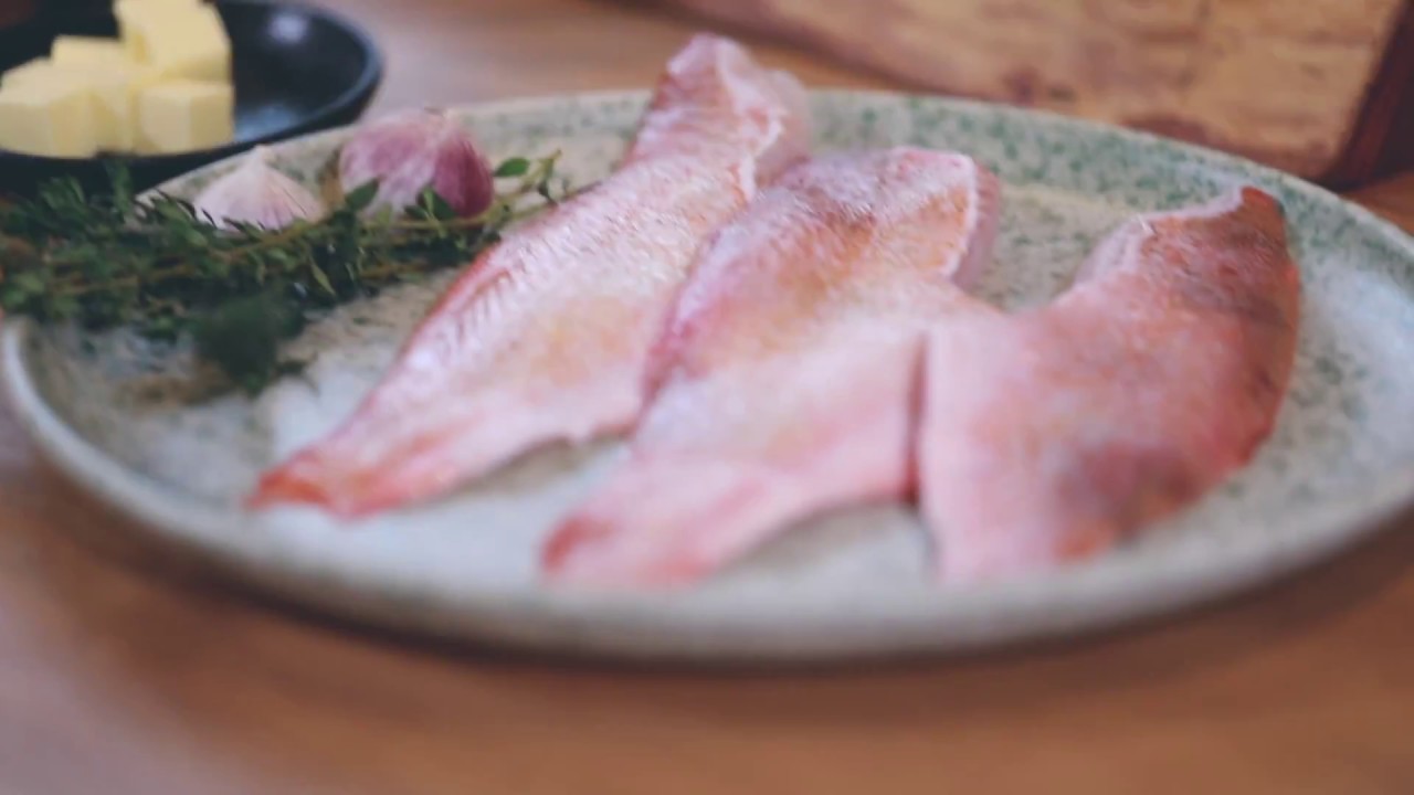 Sådan skindsteger du rødfisk med sprødt skind