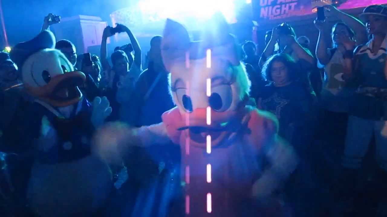 Disneyworld - Characters Dance Off!