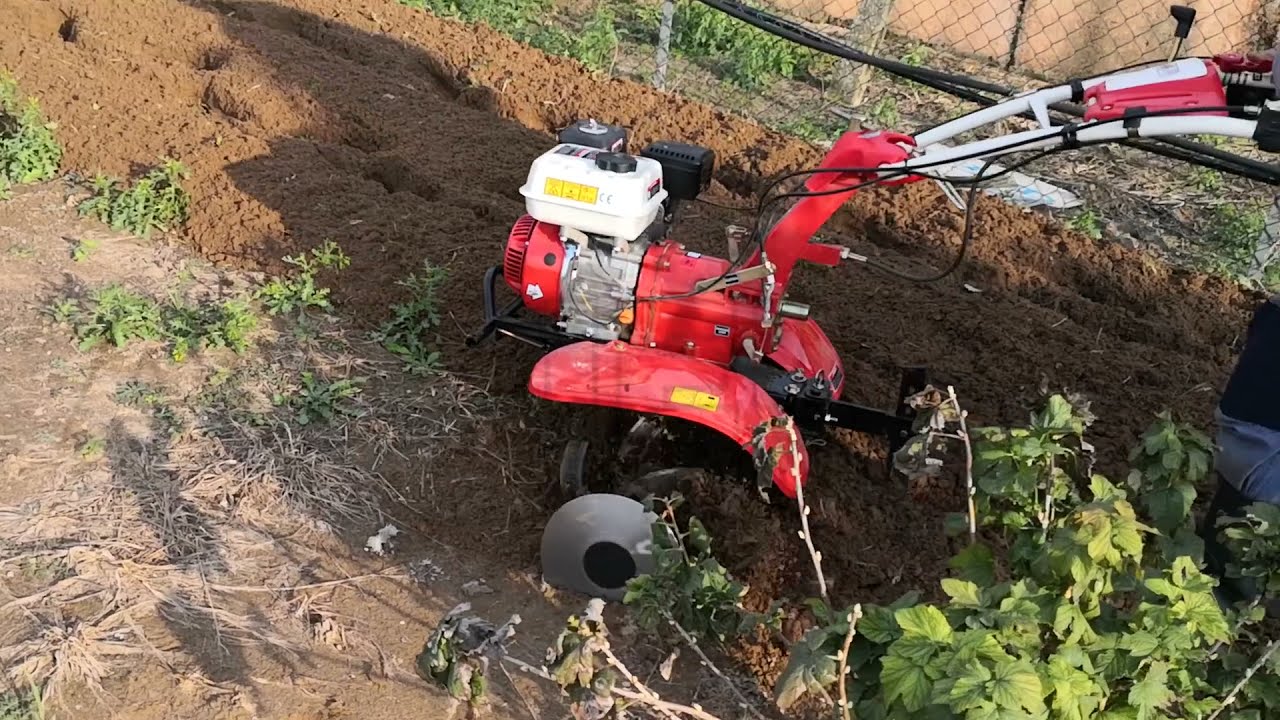 Motoazada GeoTech PGT 900 motor de gasolina 7 HP con ruedas neumáticas