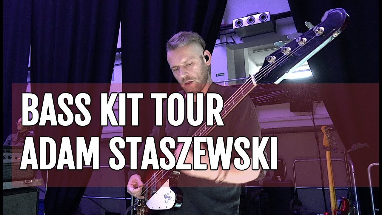 Adam Staszewski (&Oslash;rganek) prezentuje sw&oacute;j sprzęt basowy