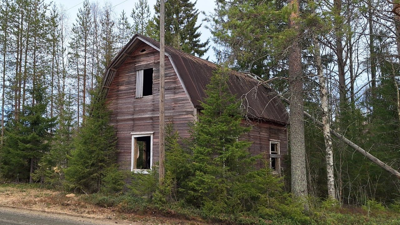 Urbex Mainio mansardikatto ja pientä esineistöä..😊..