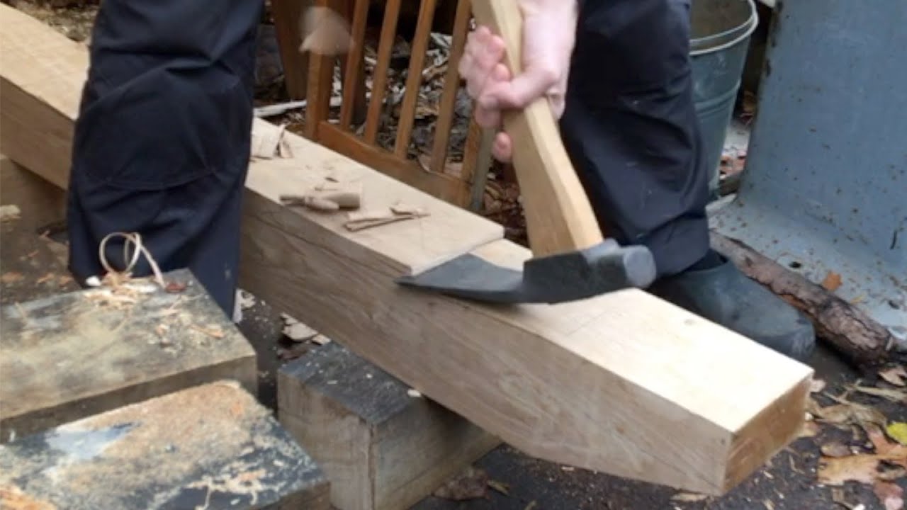 Hewing a large curved brace with an adze - Gebrauch eines großen Dechsels