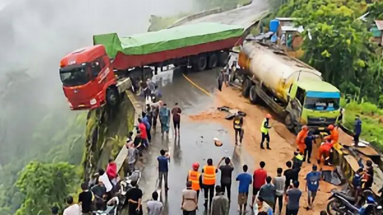 Drama Terburuk Hari Ini‼️ Truk Siba Surya Rusak Susah Berbelok, Truk CPO Laka Minyak Tumpah ke Jalan