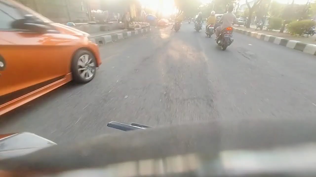 Perjalanan singkat yang ramai menuju tempat kerja ku