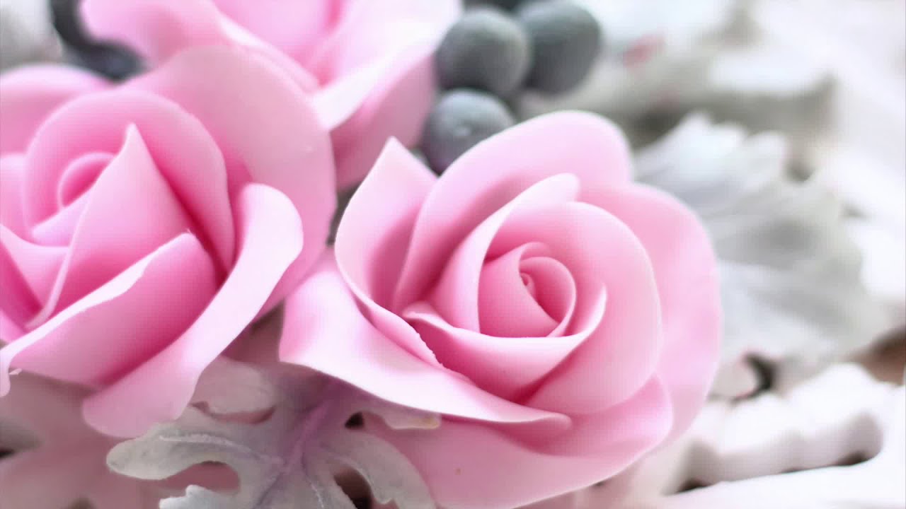 Comment faire une petite rose en pâte à sucre (gumpaste flower) I Sweetly Cakes