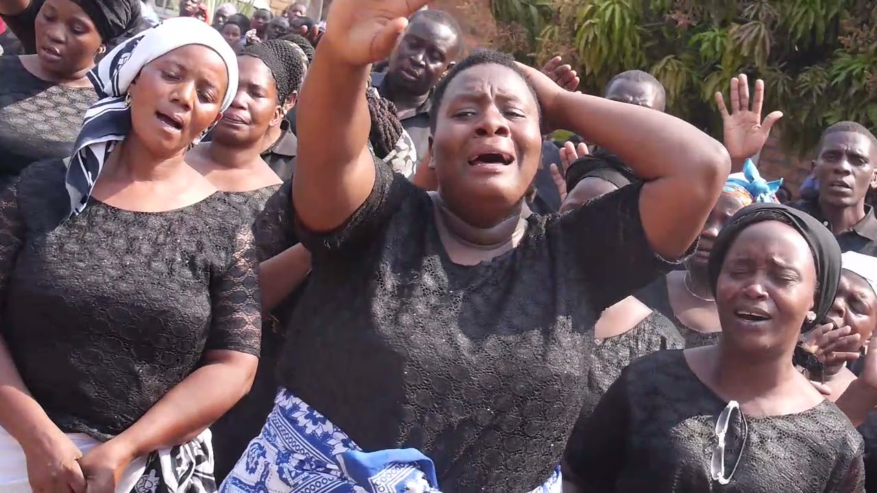 EFATHA CHOIR WASHINDWA KUJIZUIA WAKIIMBA KWENYE MSIBA WA MWL. FREDY MWAMAKULA/ VILIO VYATAWALA.