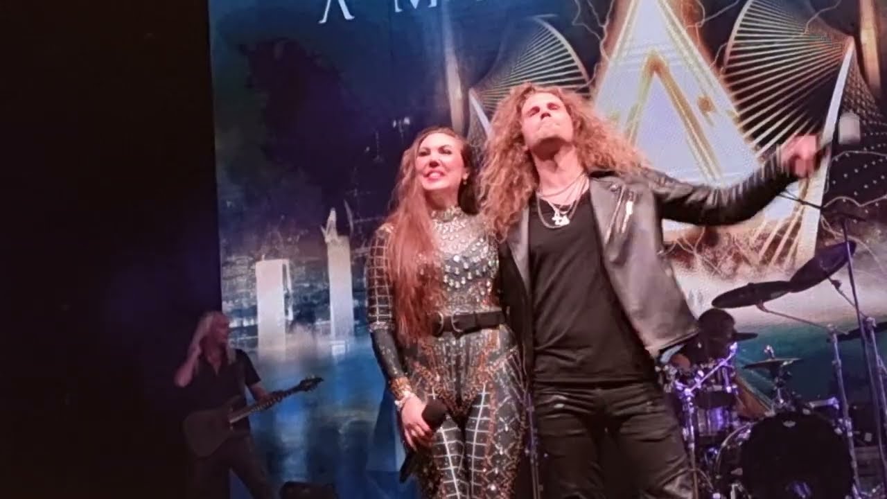 Amaranthe live auf der Full Metal Cruise X/1 im Theater - 2023