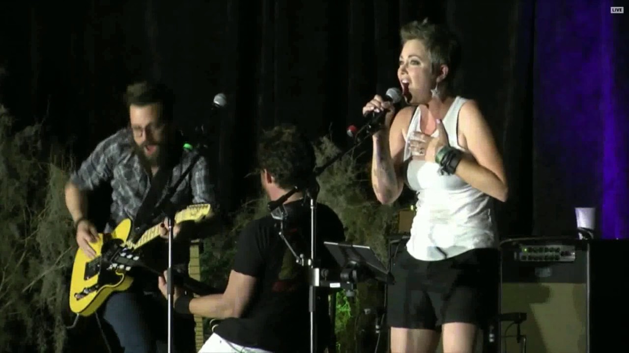 Kim Rhodes - I Hate Myself For Loving You - Phxcon SNS stageit clip