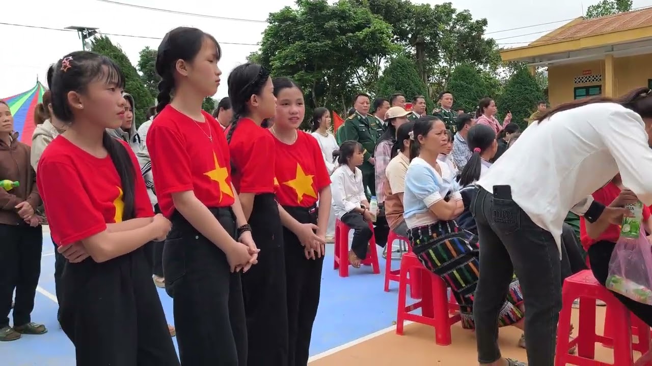 Những tiết mục văn nghệ của các em học sinh, giáo viên và cán bộ Bộ đội biên phòng xã Yên Khương 