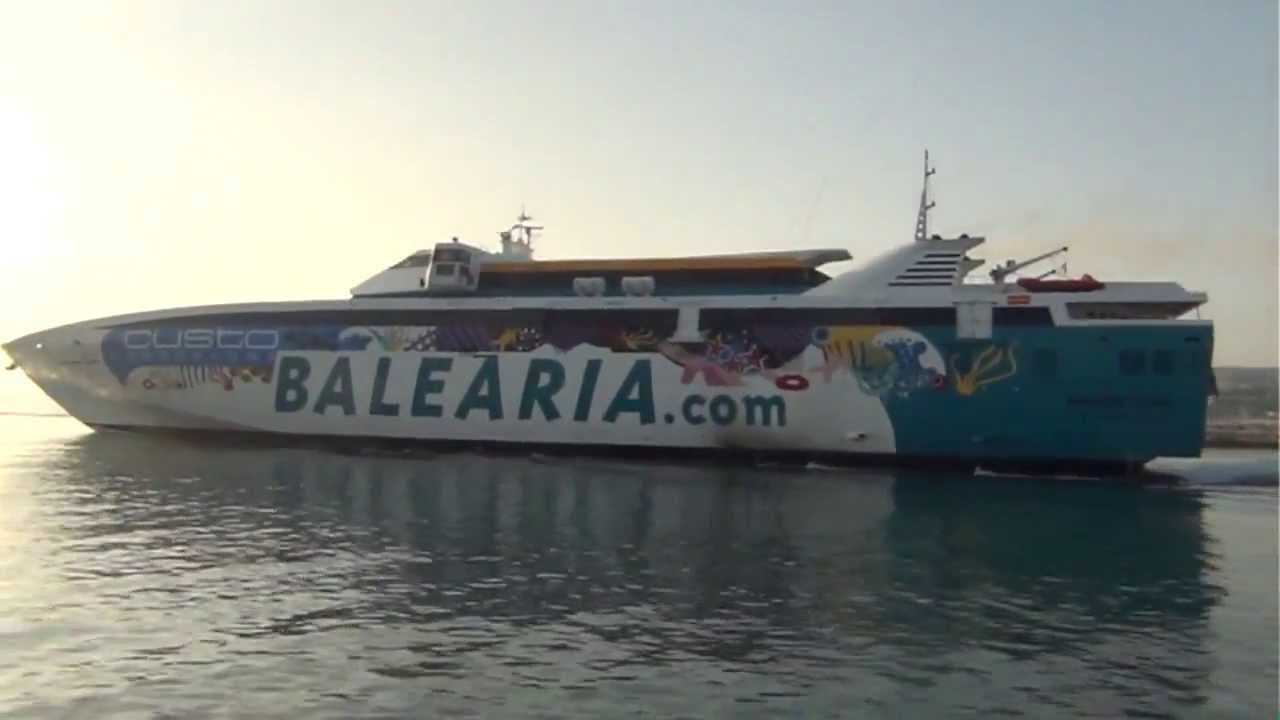 Der Hafen von Denia (Costa Blanca) mit auslaufender Balearia Speedfähre Ramon Llull