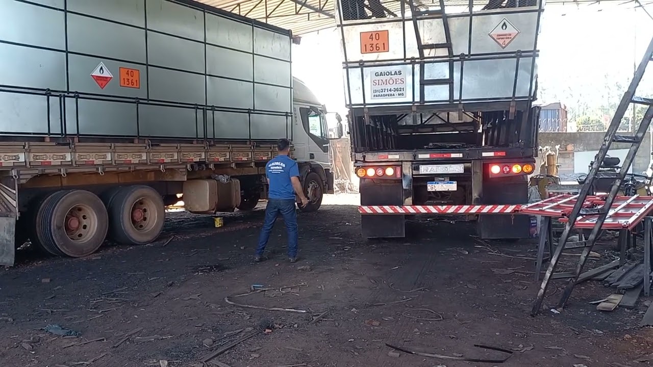 Manobra da carreta de carvao no galpão da gaiola simoes