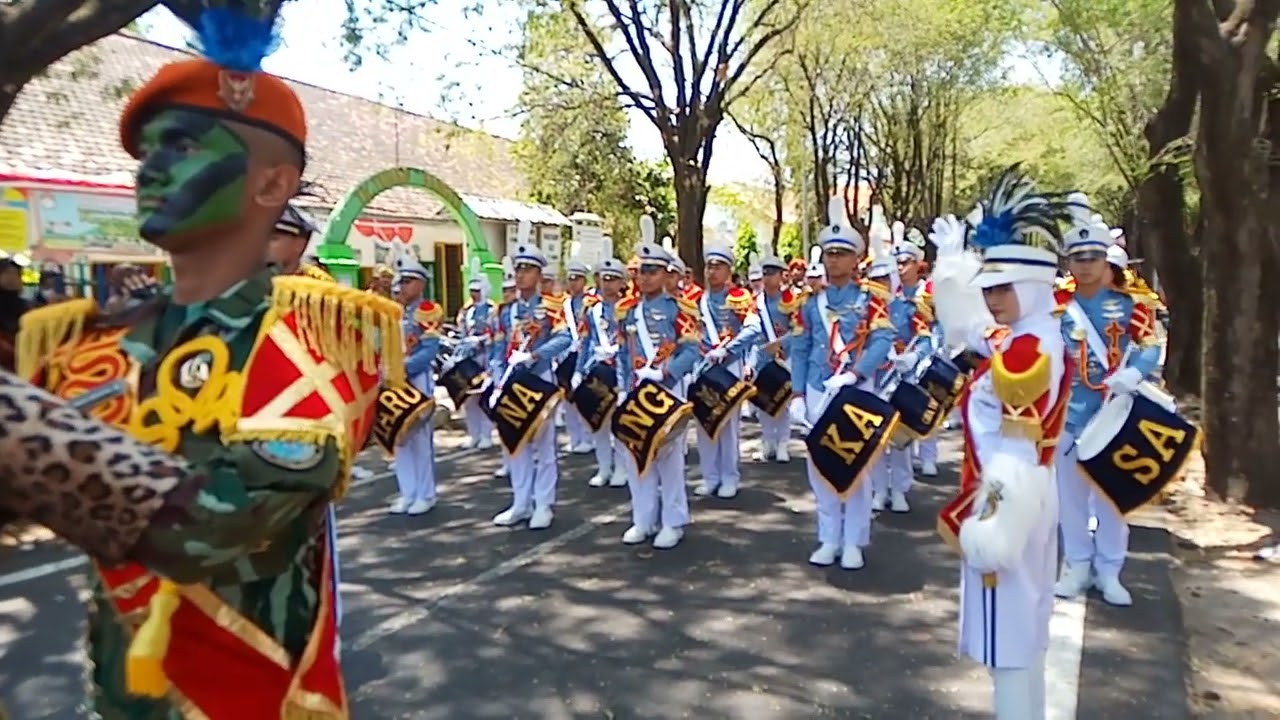 Penampilan Drumband Taruna Angkasa SMA 3 Kota Madiun dalam acara Kirab Pemilu 2024.