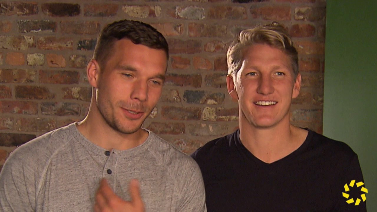 Schweini und Poldi haben Spaß vor der Kamera