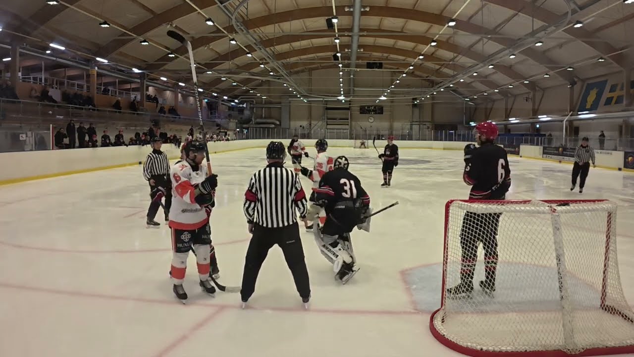 2025-02-20: Play off 1 Hockey 2:an: Kista HC Goalie gl&auml;nser med klassr&auml;ddningar i segern