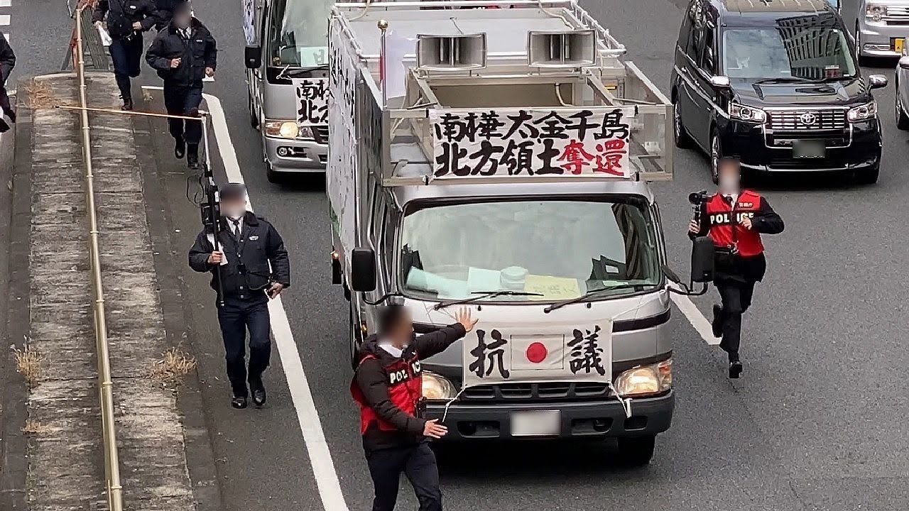 爆走👮警察官の大集団が大音響街宣車を追いかける🚚💨プ～珍ならず者国家 大使館付近交差点