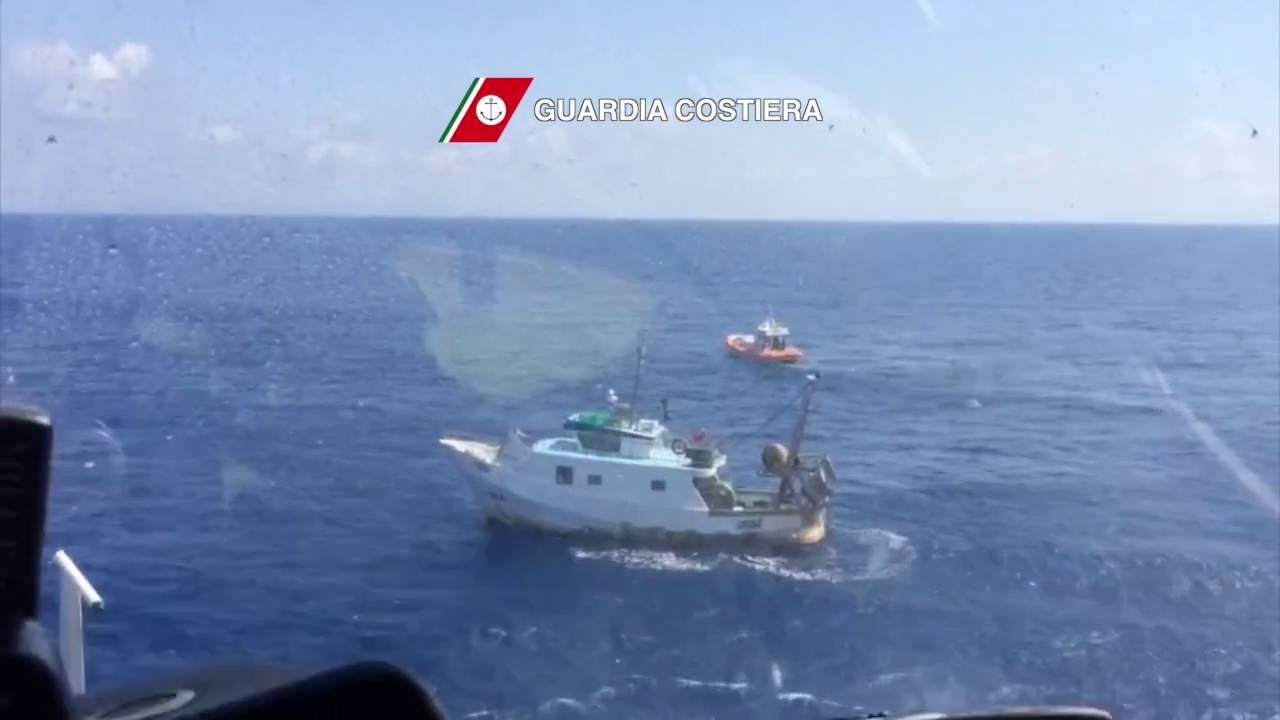 Soccorso in mare per l'equipaggio di un peschereccio 29082016