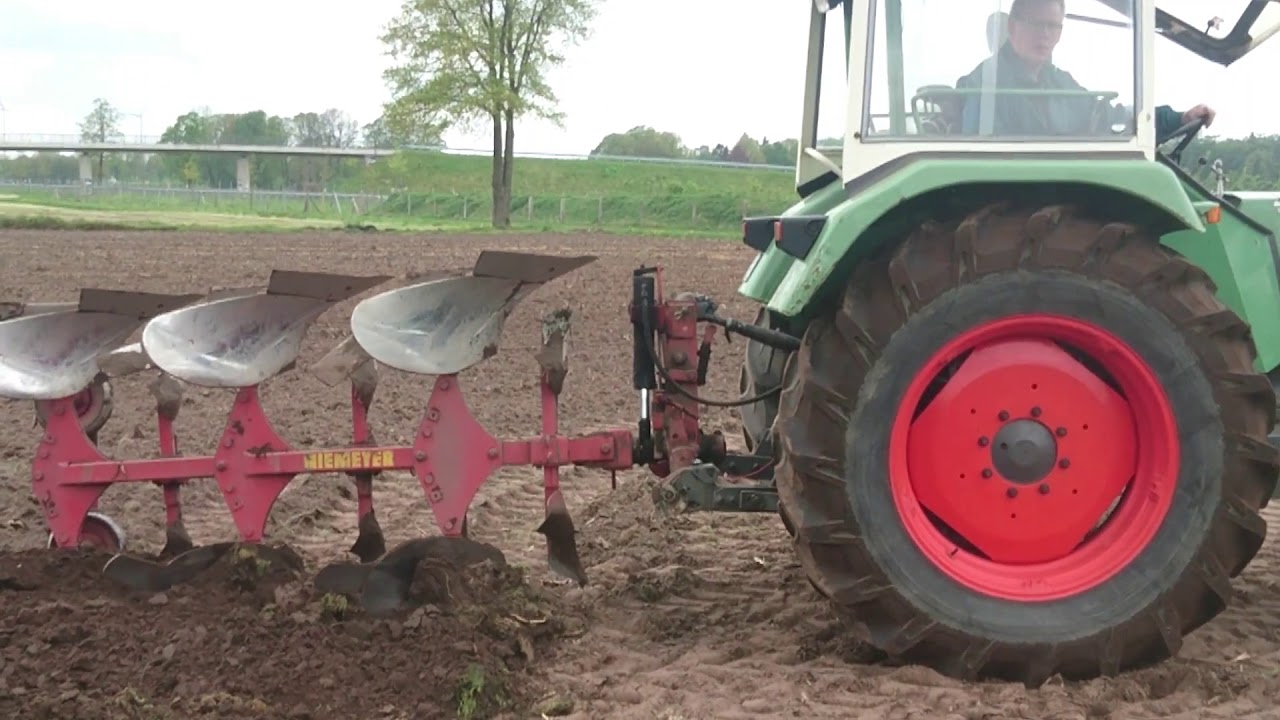 Fendt Favorit 610S mit 3 Schar Niemeyerpflug