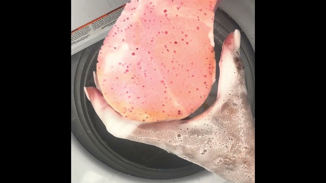 Crumbles paste 🤤🤤 #spongesqeezing #cleantok #laundryoverload
