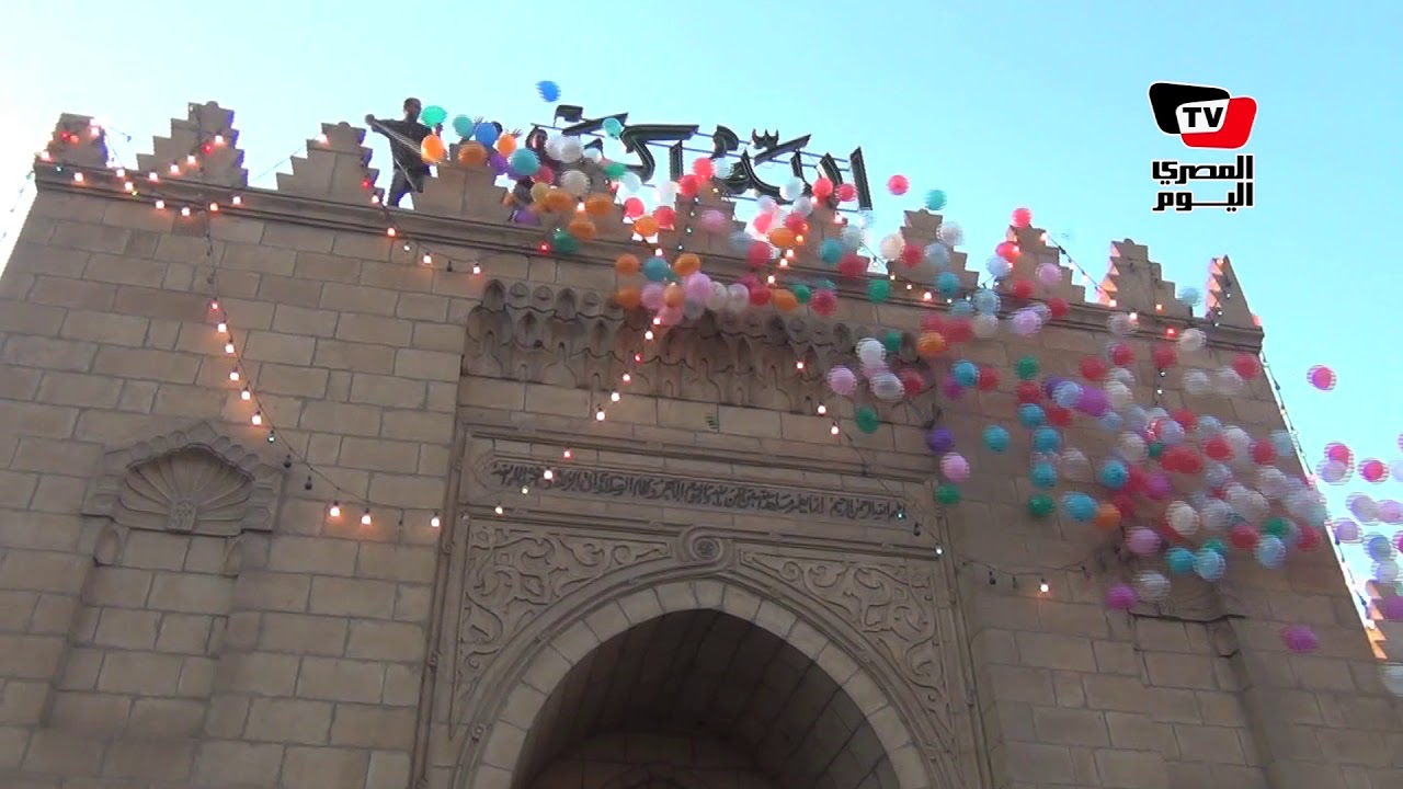 إحتفال المصلون «بالبلالين» بعد صلاة عيد الأضحى بمسجد عمرو بن العاص