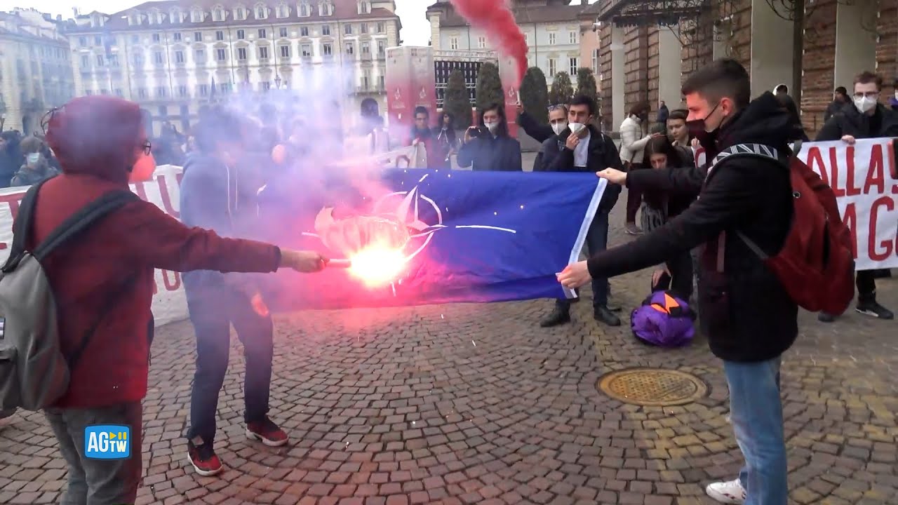 Torino, studenti bruciano la bandiera della Nato: «Responsabile della guerra»