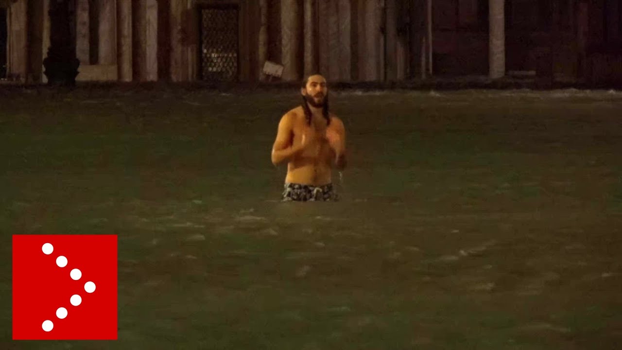 Acqua alta Venezia, il mare in piazza San Marco: e c'è persino chi nuota