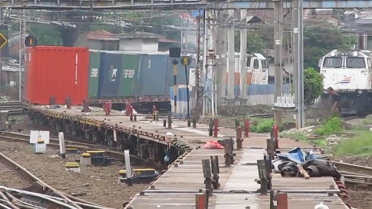 Kereta Api Barang Kontainer