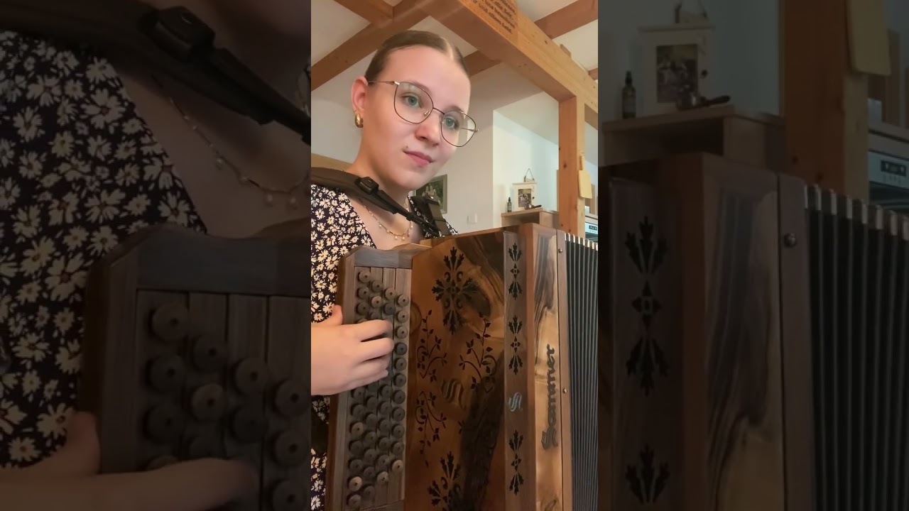 Sophia Schmidhofer präsentiert uns ein Klangbeispiel auf unserem „Euphonie Modell