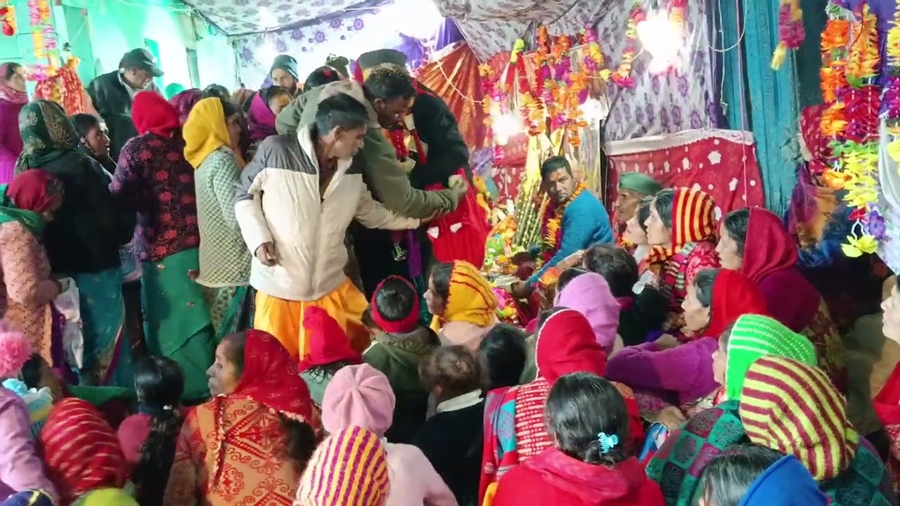 बिकछाम देने के लिए उमड़ पड़ी बारी भीड़ गांव करोखी में 