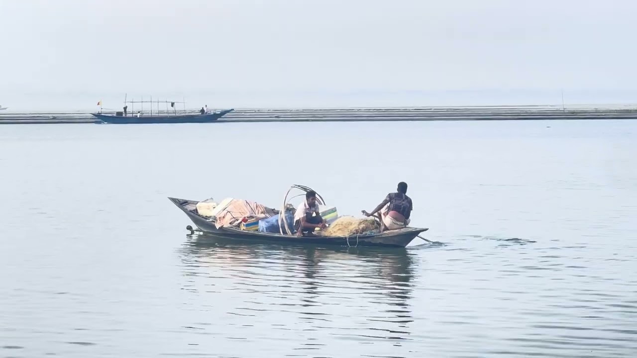 পদ্মার চরে মাছ ধরার দৃশ্য 