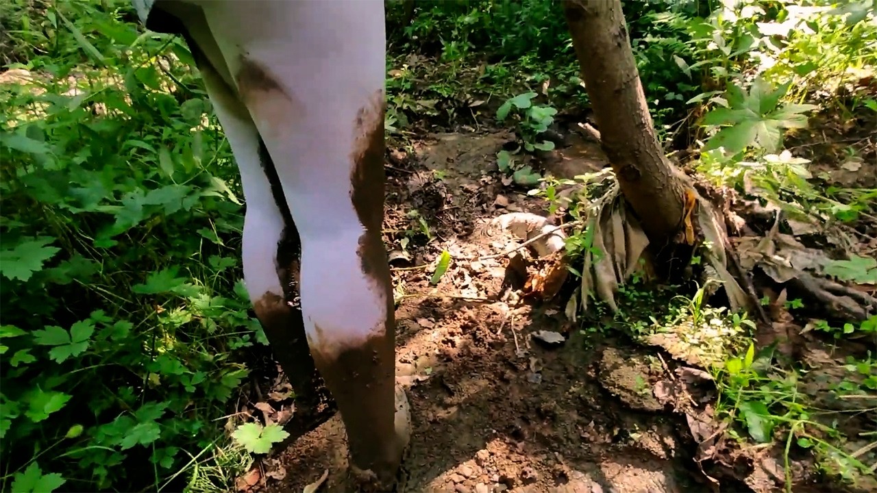 [ 40% ]▫️Girl in Mud White Pantyhose and Socks