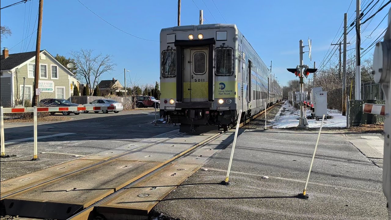 LIRR train 61 in Bayport with C3 Cabcar 5011
